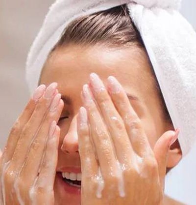 Wat zijn organische ingrediënten en waarom vind je ze in natuurlijke anti-aging verzorging? We leggen uit hoe ons BIO gamma met organische elementen rimpels vermindert.